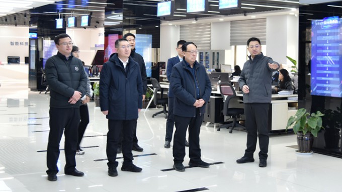 张佩峰一行在兰州科技大市场考察调研